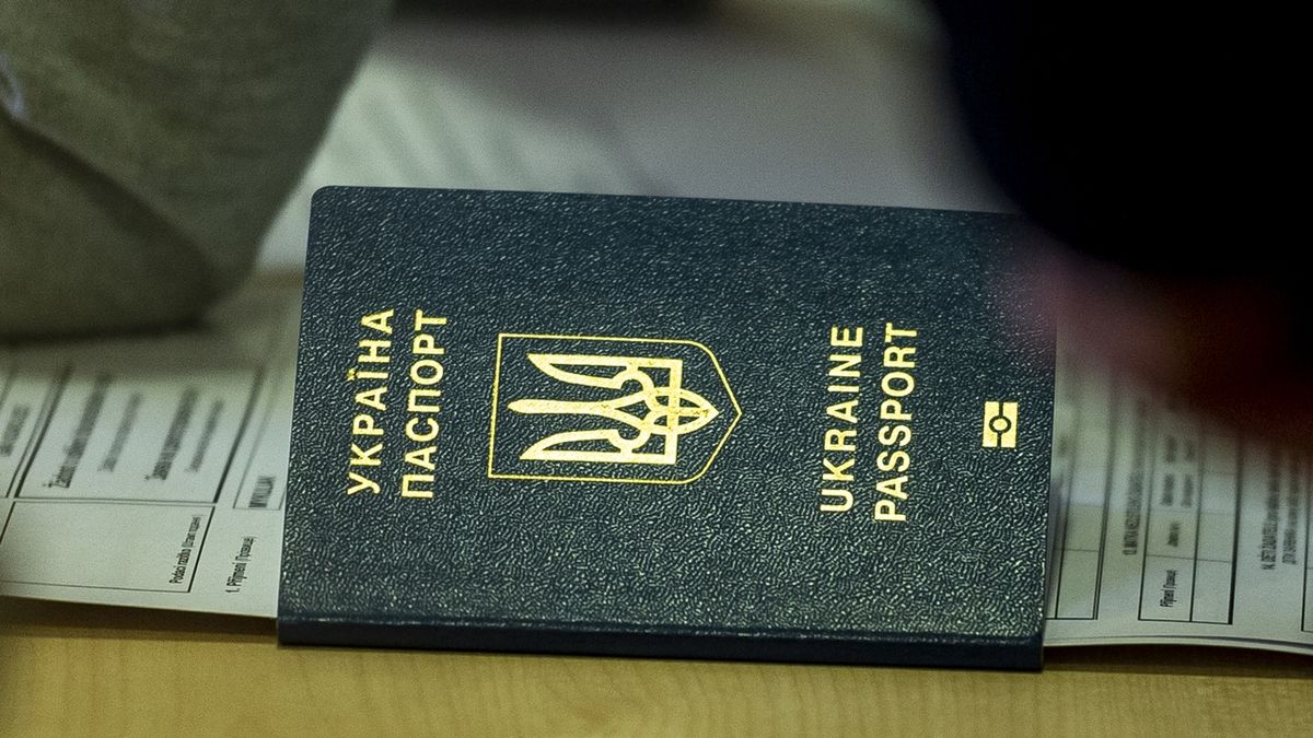 Ukrajincům bez ruských dokumentů okupanti komplikují pohyb a brání jim ve výjezdu